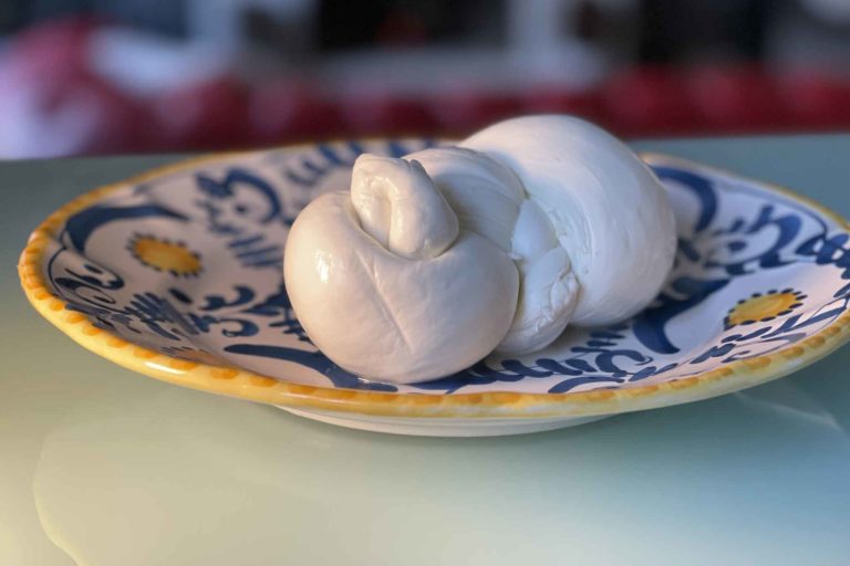 Mozzarella congelata: interpellanza al Ministro per evitare il latte surgelato