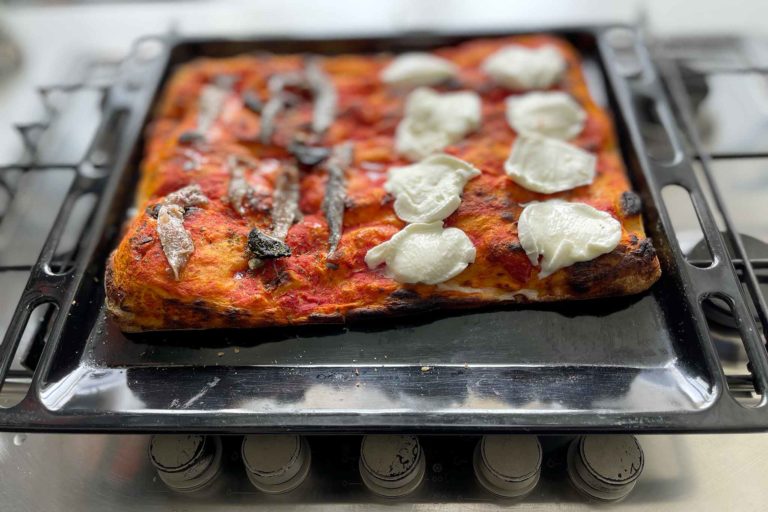 Impasto per la pizza morbida fatta in casa: ricetta e segreti