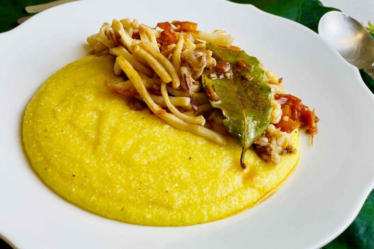 Come preparare la polenta bramata con i calamari, vera ricetta anti freddo