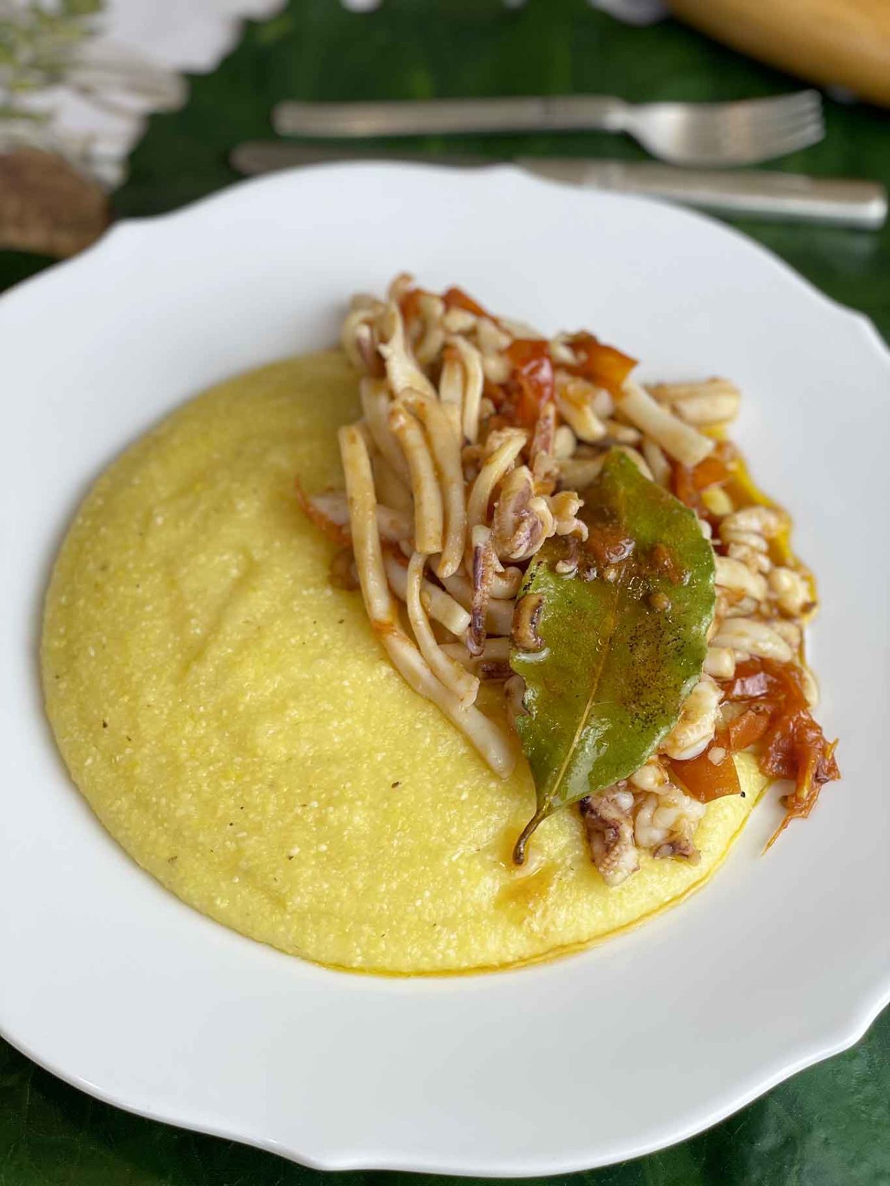 piatto di polenta con i calamari