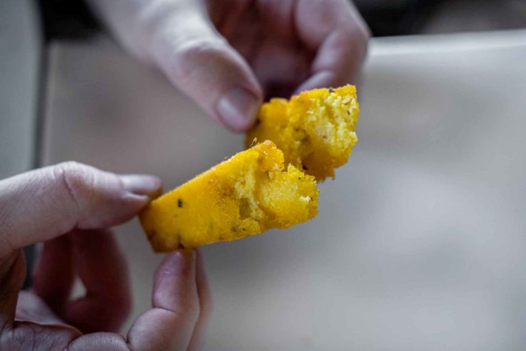 Scagliozzi fritti: triangoli di polenta fatti in casa con la ricetta napoletana