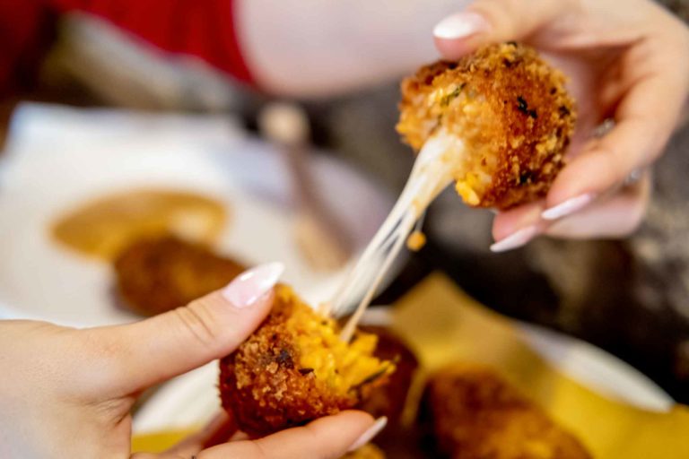 Supplì al telefono, la ricetta romana per prepararli con il fiordilatte che fila