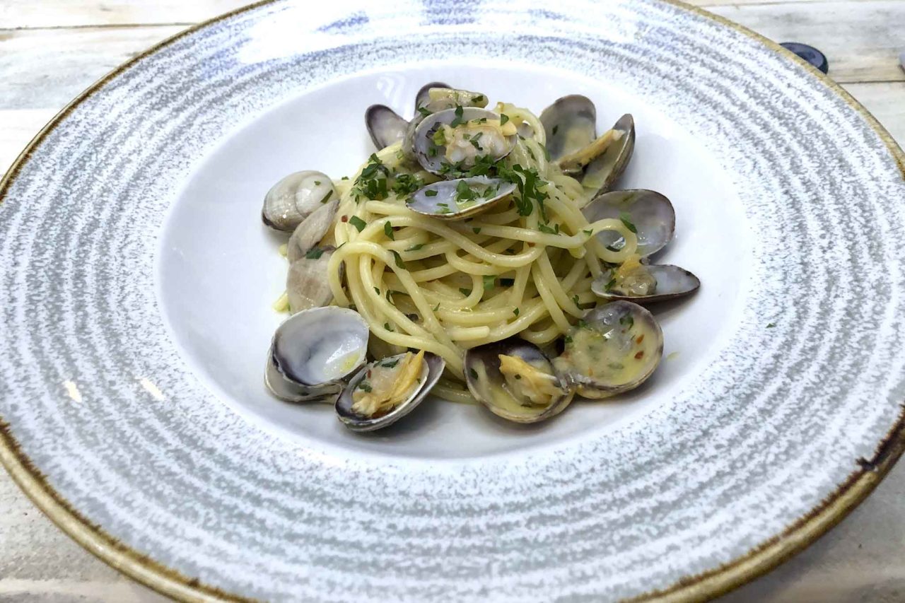 spaghettone alle vongole The Fisherman Burger ristorante pescheria Roma 