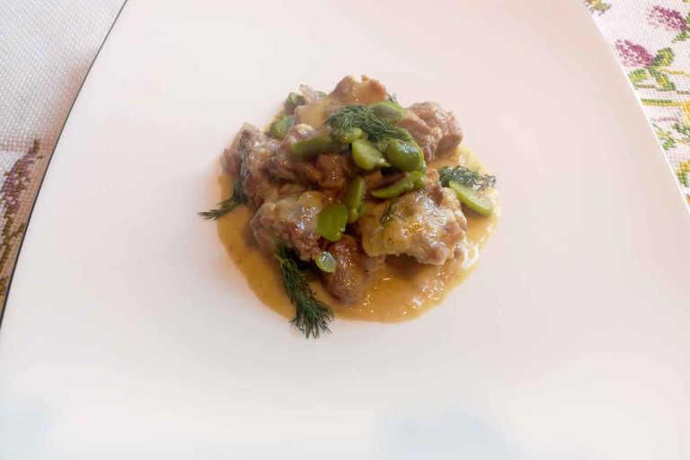 Agnello in fricassea. La ricetta migliore è solo con uova e pecorino