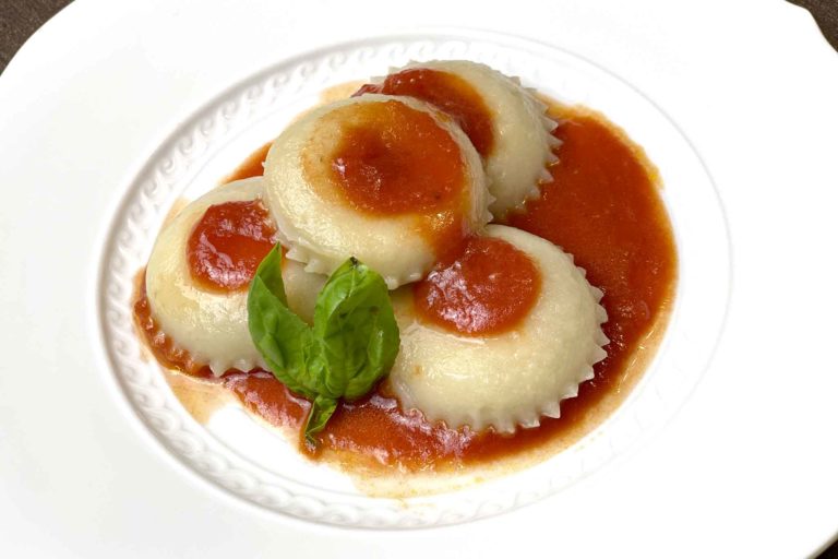 Ravioli capresi: la ricetta della pasta fresca che profuma di sole e di mare