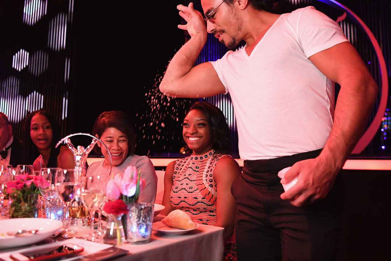 Salt Bae apre il ristorante a Dallas tra polemiche e senza mascherine