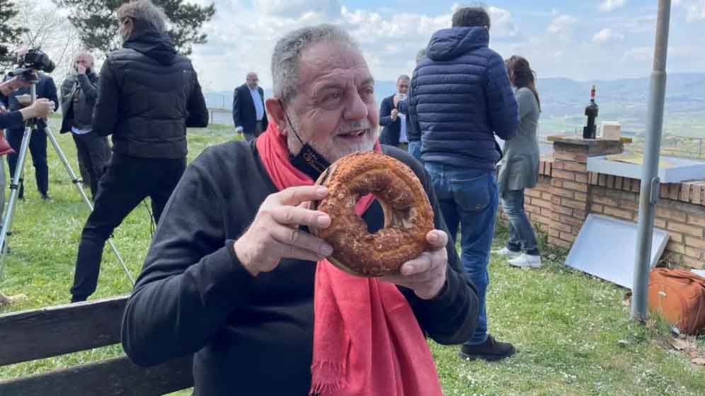 Gianfranco Vissani e altri chef protestano sotto casa di Draghi in Umbria