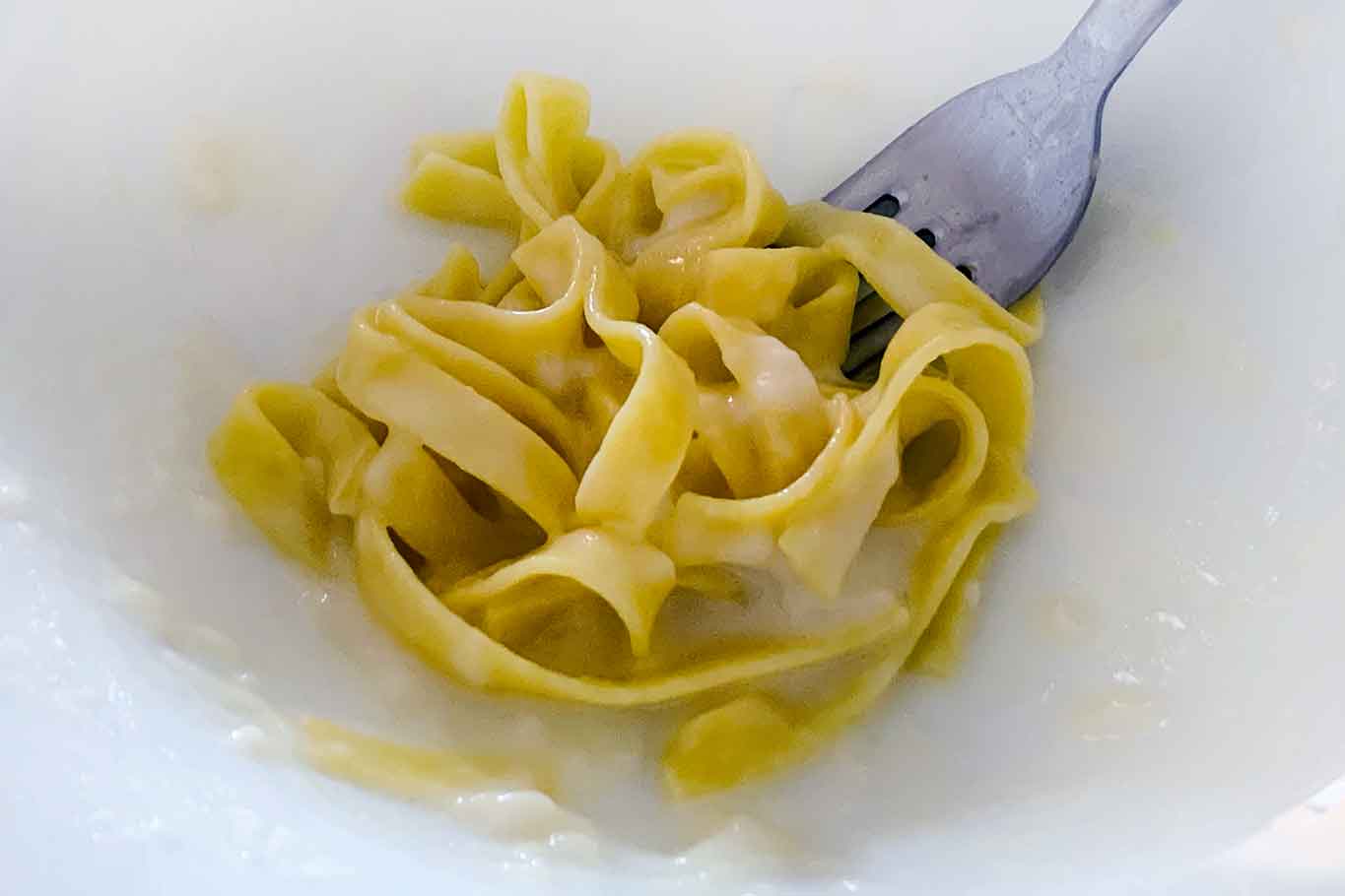 Fettuccine Alfredo. Il mito della ricetta burro e parmigiano che arriva a casa