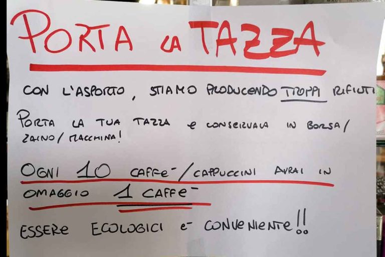 Porta la tazza: l&#8217;idea per evitare i bicchierini usa e getta del caffè è virale