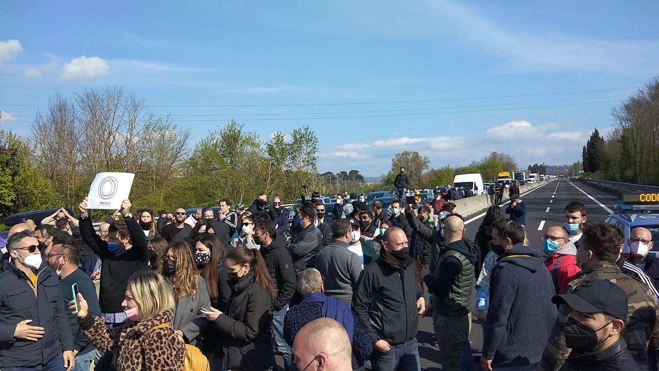 I ristoratori bloccano l&#8217;autostrada A1 a Firenze: manifestante di Tni investito