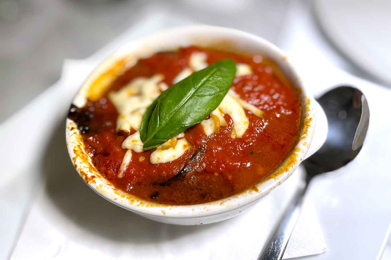 Parmigiana di melanzane in spiaggia: come vincere i divieti