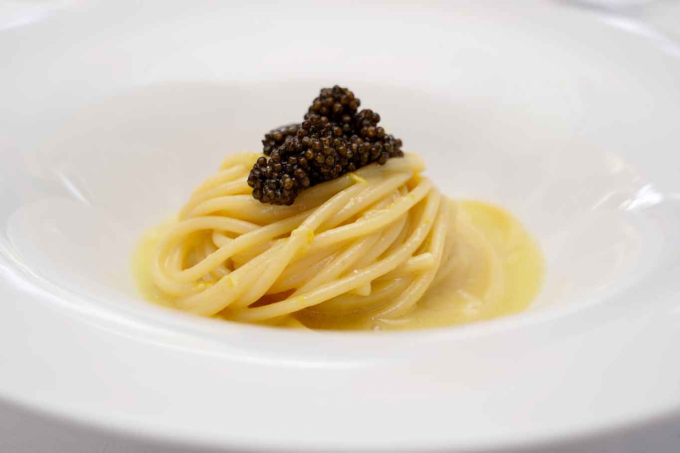 Spaghetti con il caviale per la riapertura del ristorante Pescheria a Salerno