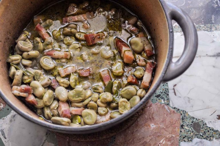 Fave e pecorino, la ricetta semplice della pasta con pancetta e menta