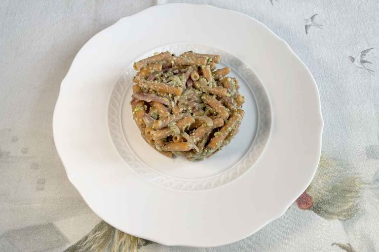 Pasta di lenticchie, la ricetta con pesto di pistacchi, speck e cipolla