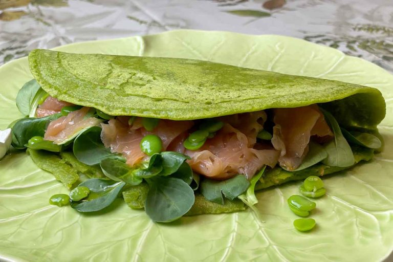 Piadina con la farina di piselli: la ricetta con salmone, fave e valeriana