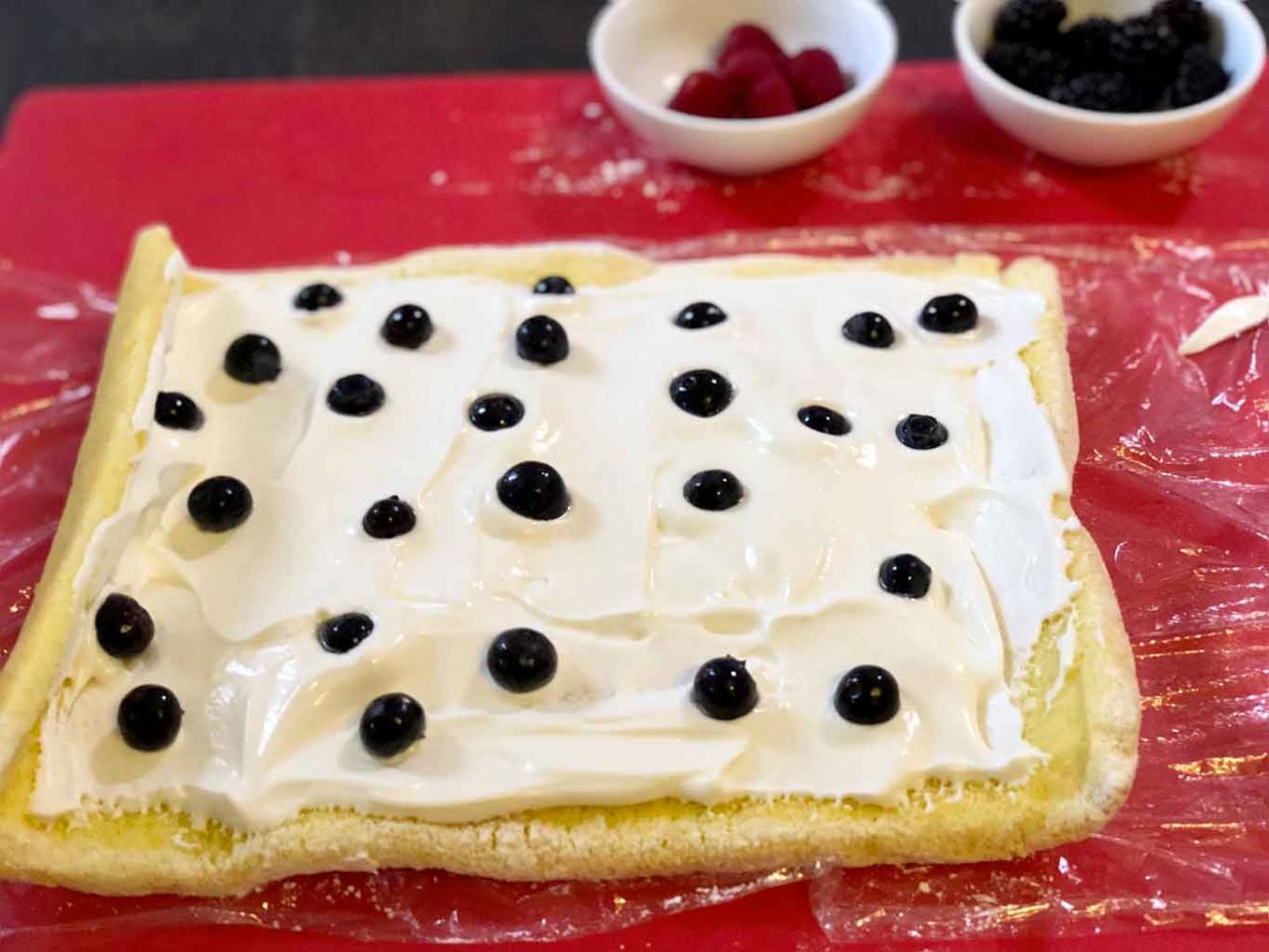 crema e frutti di bosco su biscuit