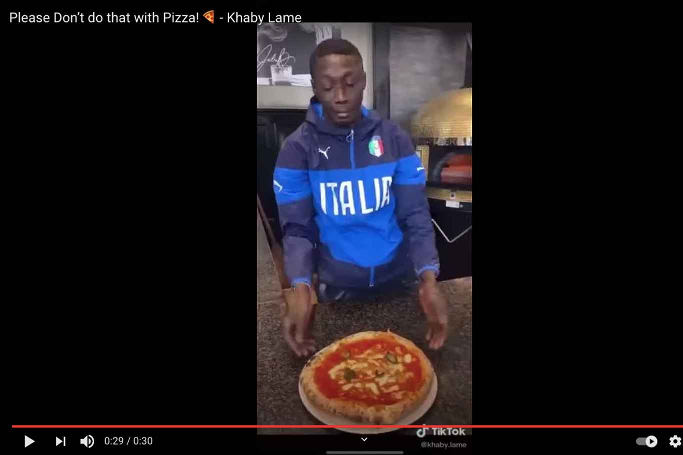 Khaby Lame, re di TikTok, spopola: Americani, giù le mani dalla pizza