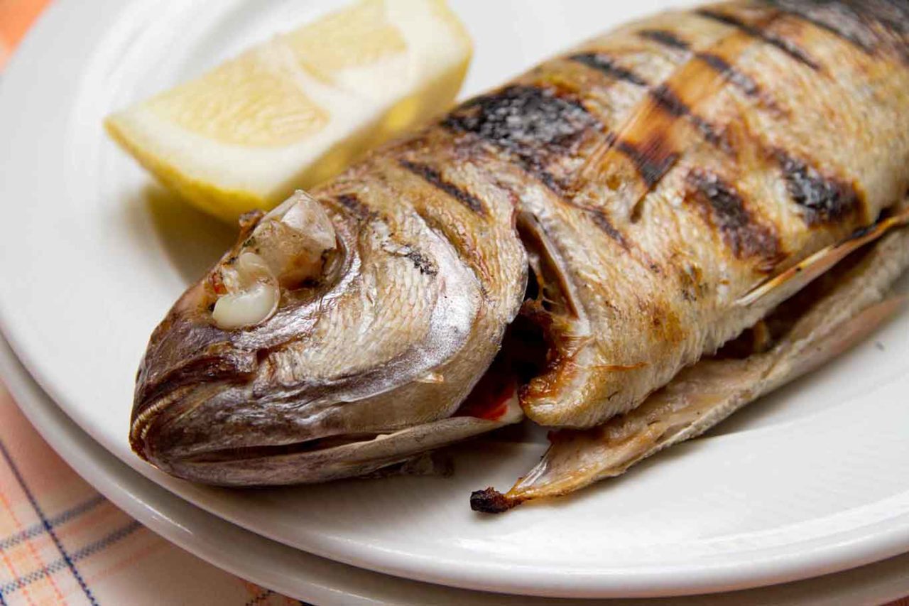 cucinare pesce a casa alla brace