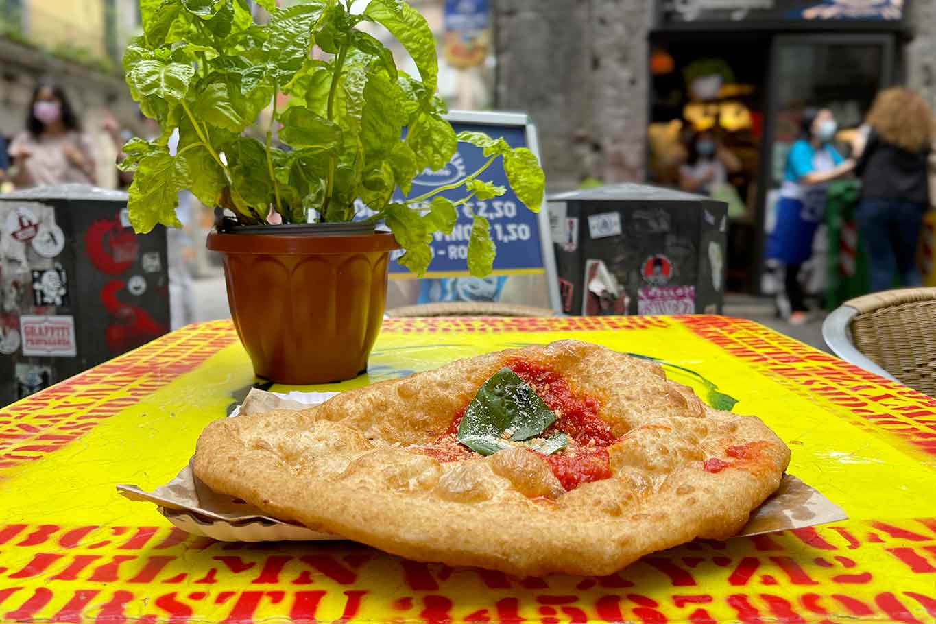 Zia Esterina Sorbillo. La gioia della grande pizza fritta costa 2,50 € ai tavoli