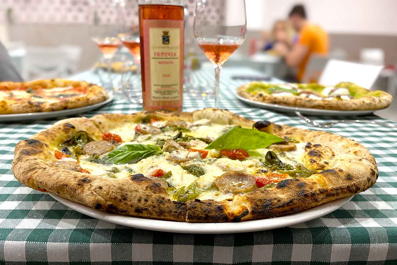 La Pizza Napoletana della pizzeria da migliaia di like convince a Napoli