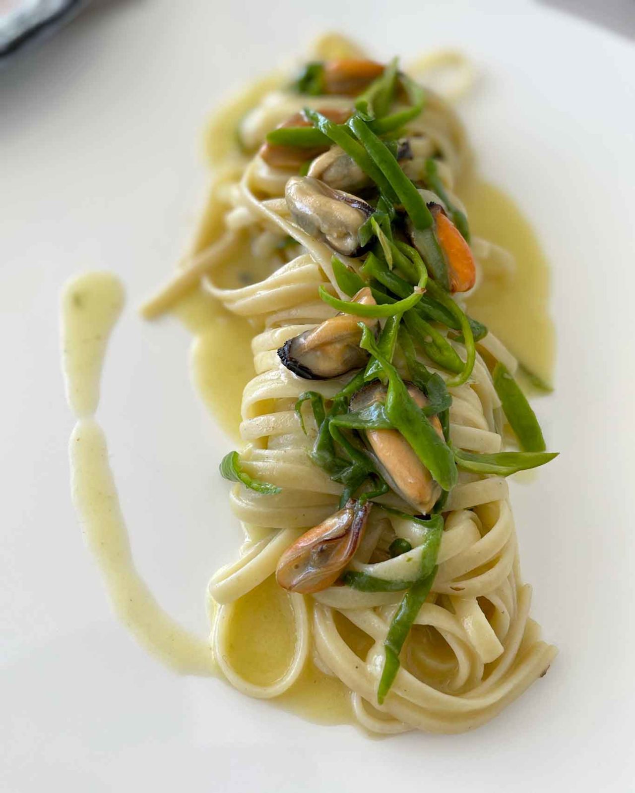 linguine cacio e cozze con peperoncini verdi