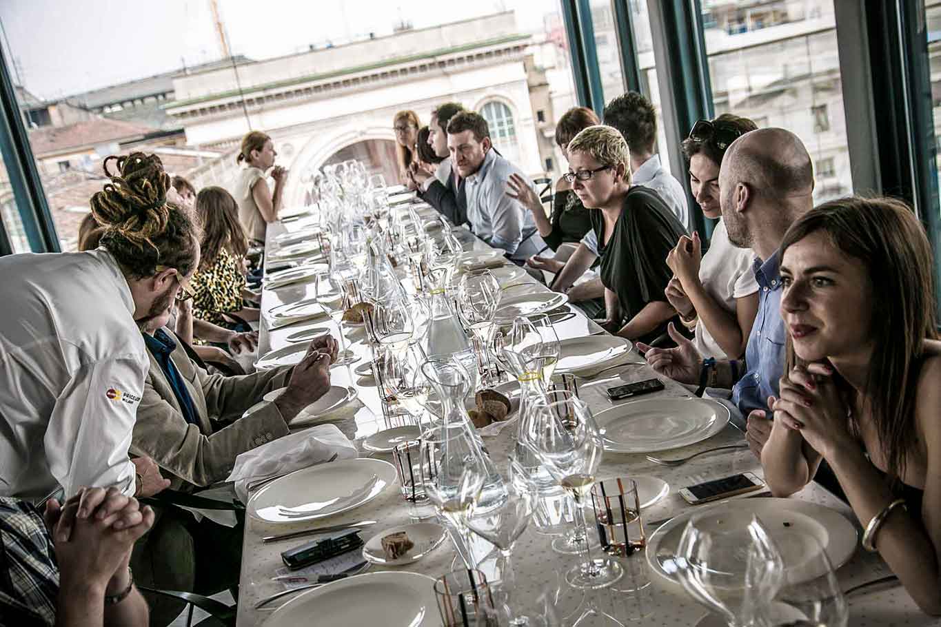 Tavolate al ristorante: in 6 per tavolo al chiuso, nessun limite all’aperto