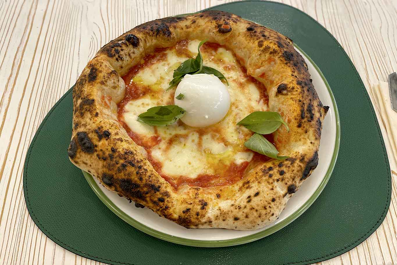 La pizza canotto stravagante della pizzeria 3.0 di Ciro Cascella a Napoli