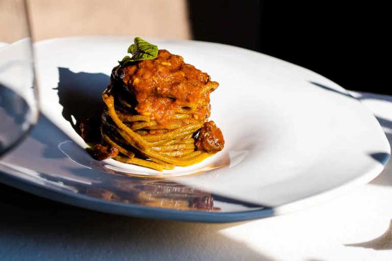 Spaghetti di grano arso fatti a mano, ricetta con il ragù dal sapore antico