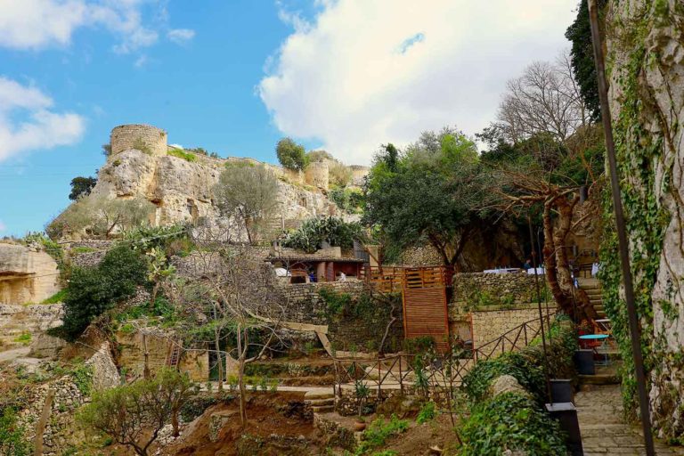 Caveau, la pizzeria nelle grotte rupestri celebrata da Selvaggia Lucarelli