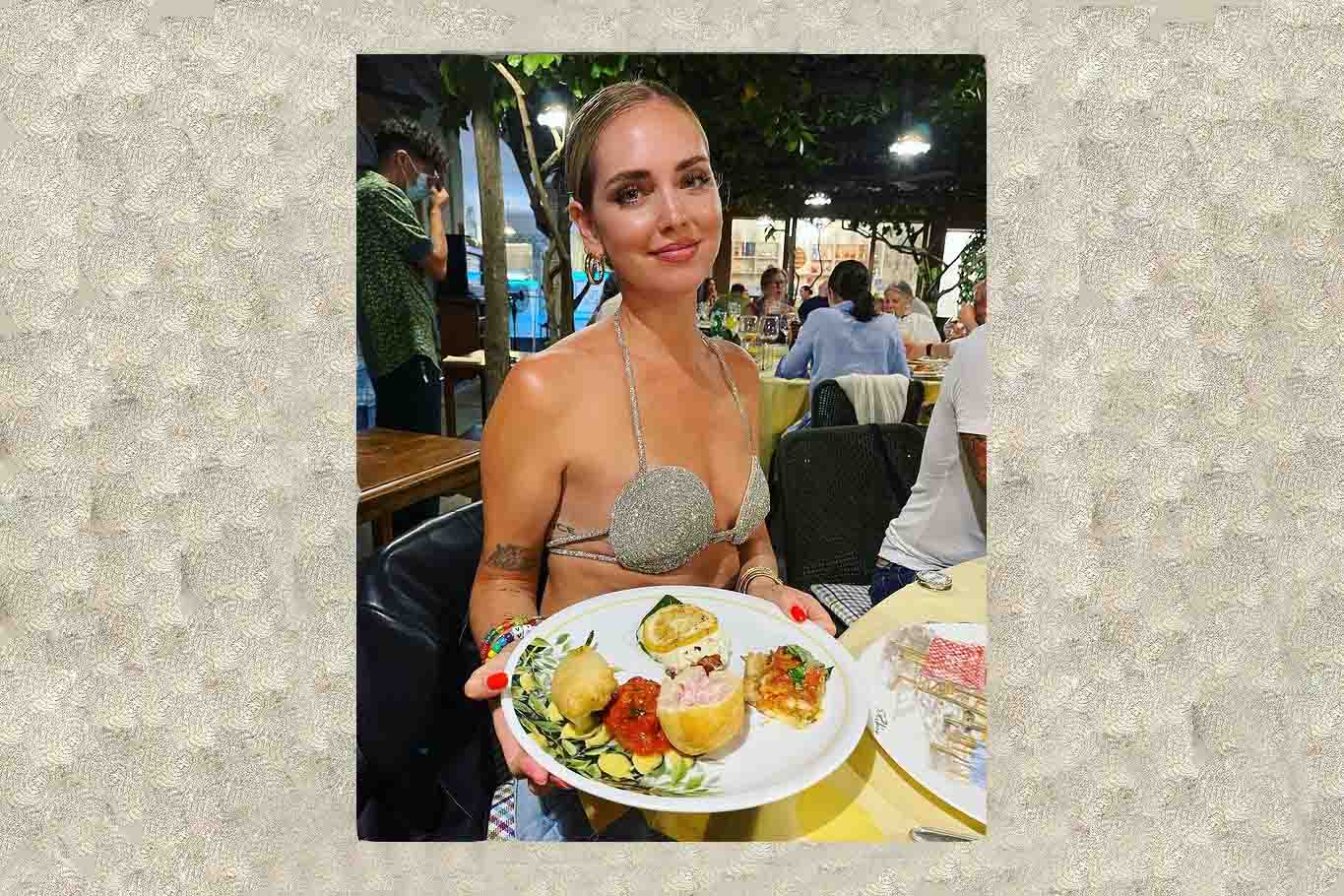 Chiara Ferragni in reggiseno da 692 € al ristorante Paolino a Capri