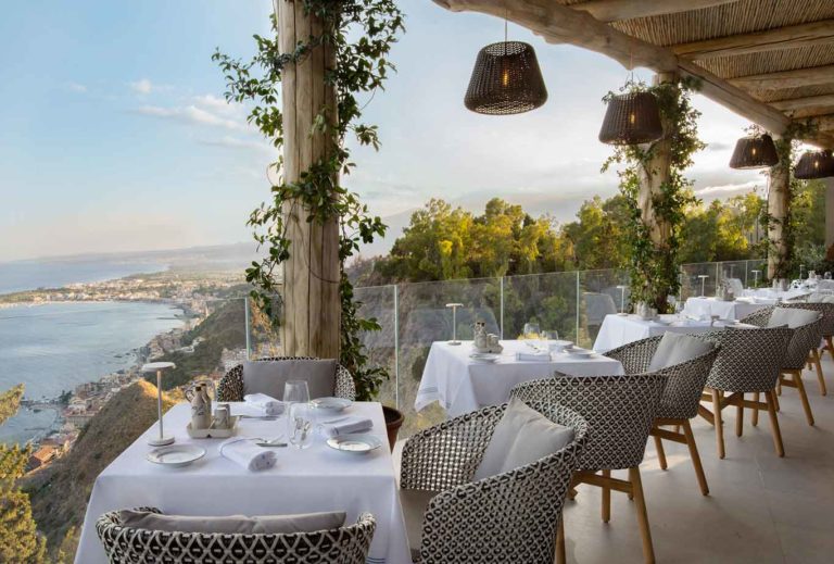 Anciovi, ristorante di sushi siciliano con il panorama di Taormina