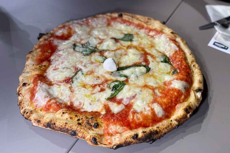 Milano. Recensione della pizza enorme a rot&#8217; &#8216;e carrett&#8217; di Gennaro Rapido