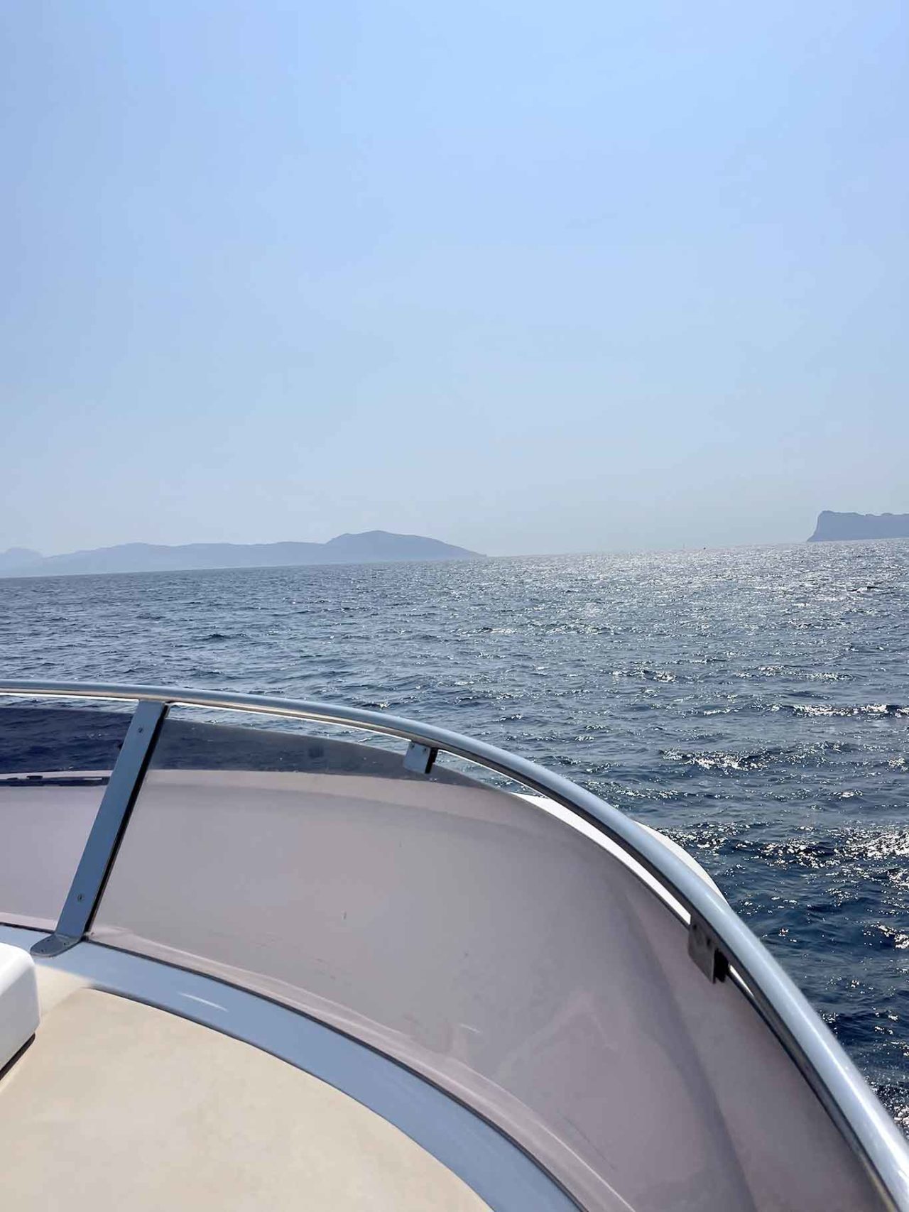 barca sul mare della costiera sorrentina