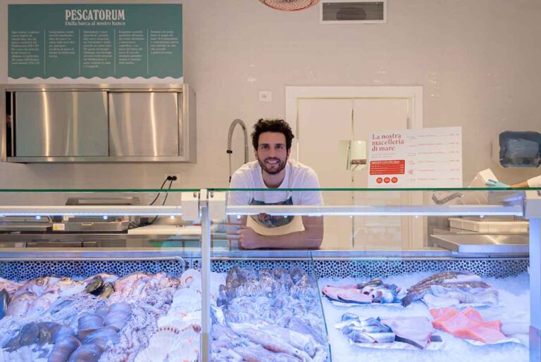 Menu e prezzi sostenibili di Pescatorum, pescheria in via Solari a Milano