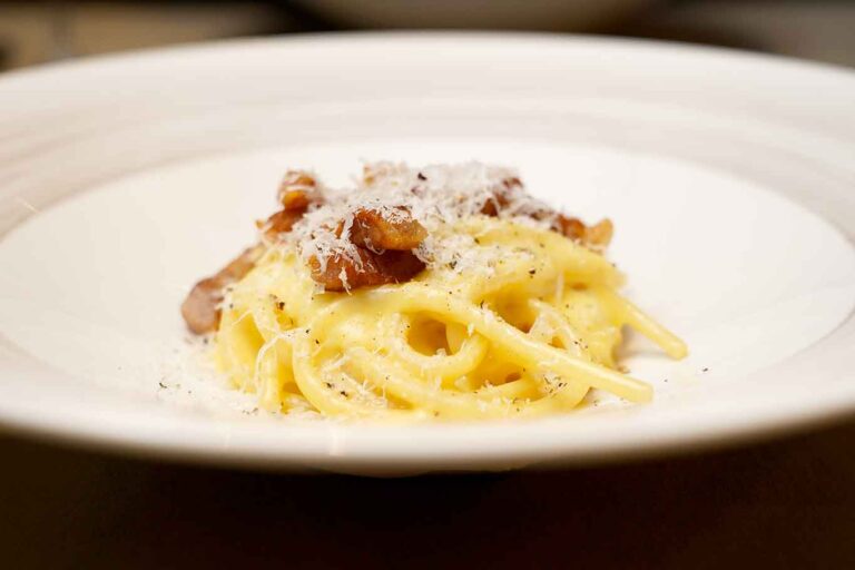 Ritorna la carbonara di de Bellis a Epos, braceria con piglio da ristorante