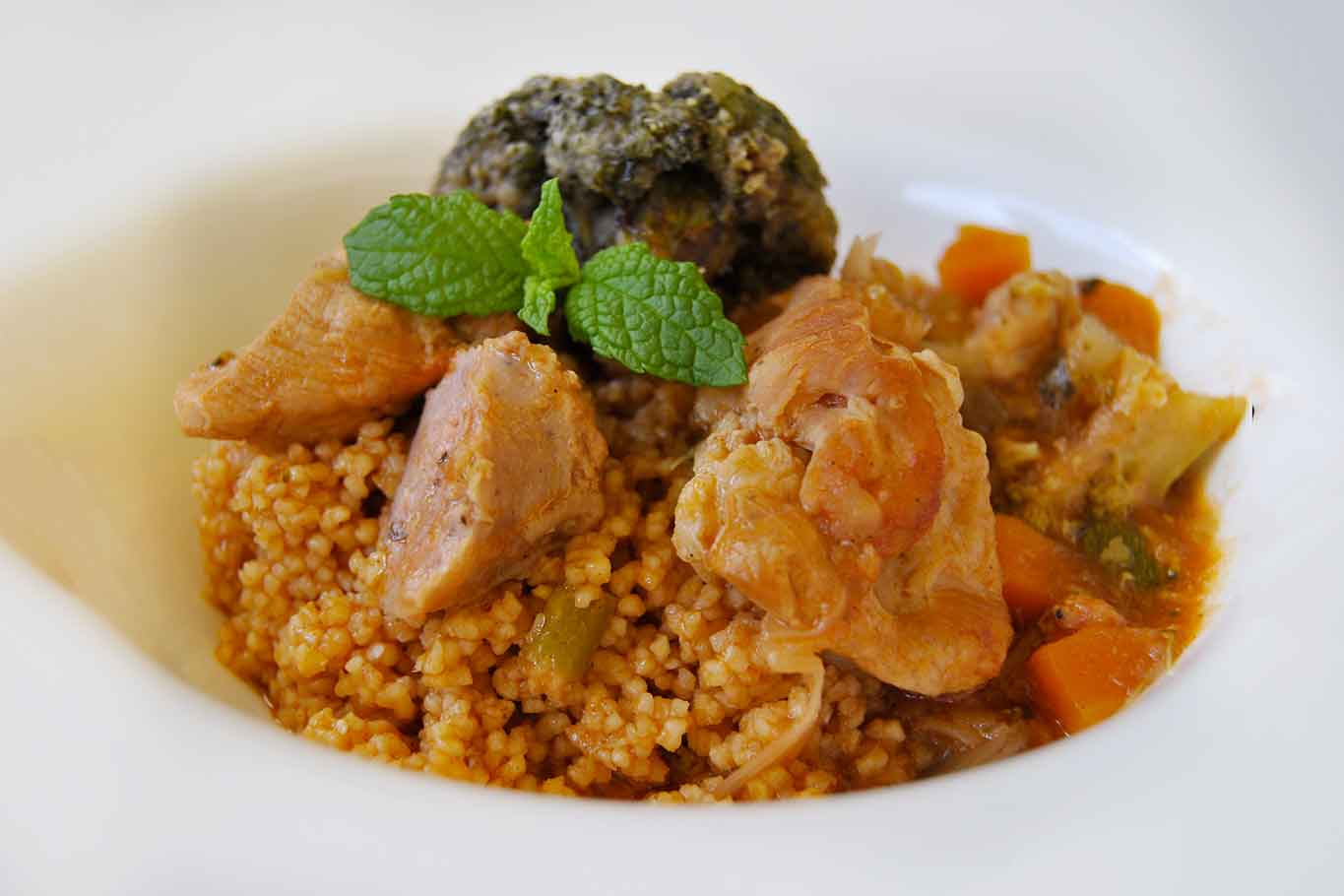 Cous cous: la ricetta con verdure, salsiccia e carne di maiale