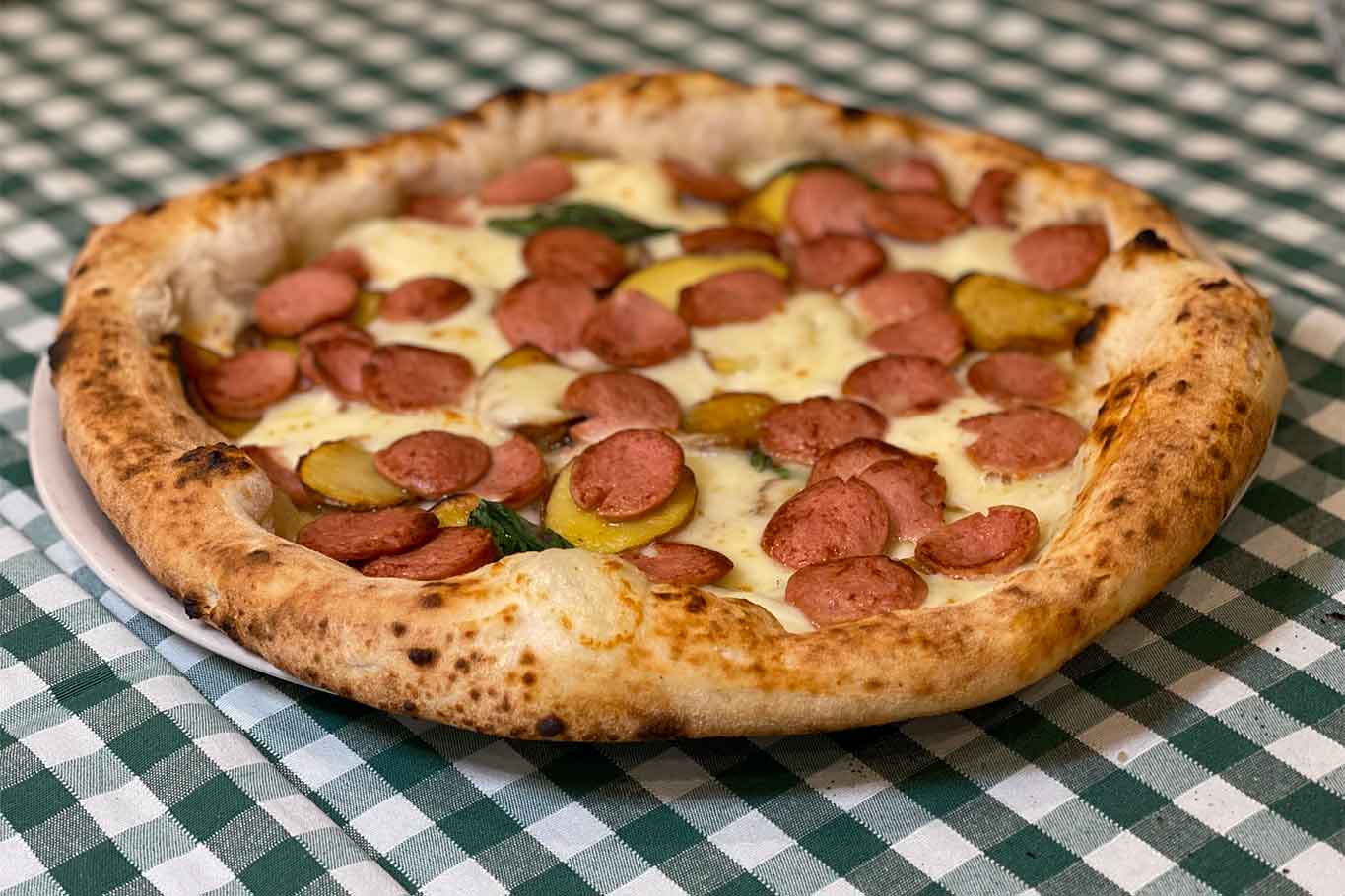 La pizza würstel e patatine di Pizza Napoletana a Capodichino