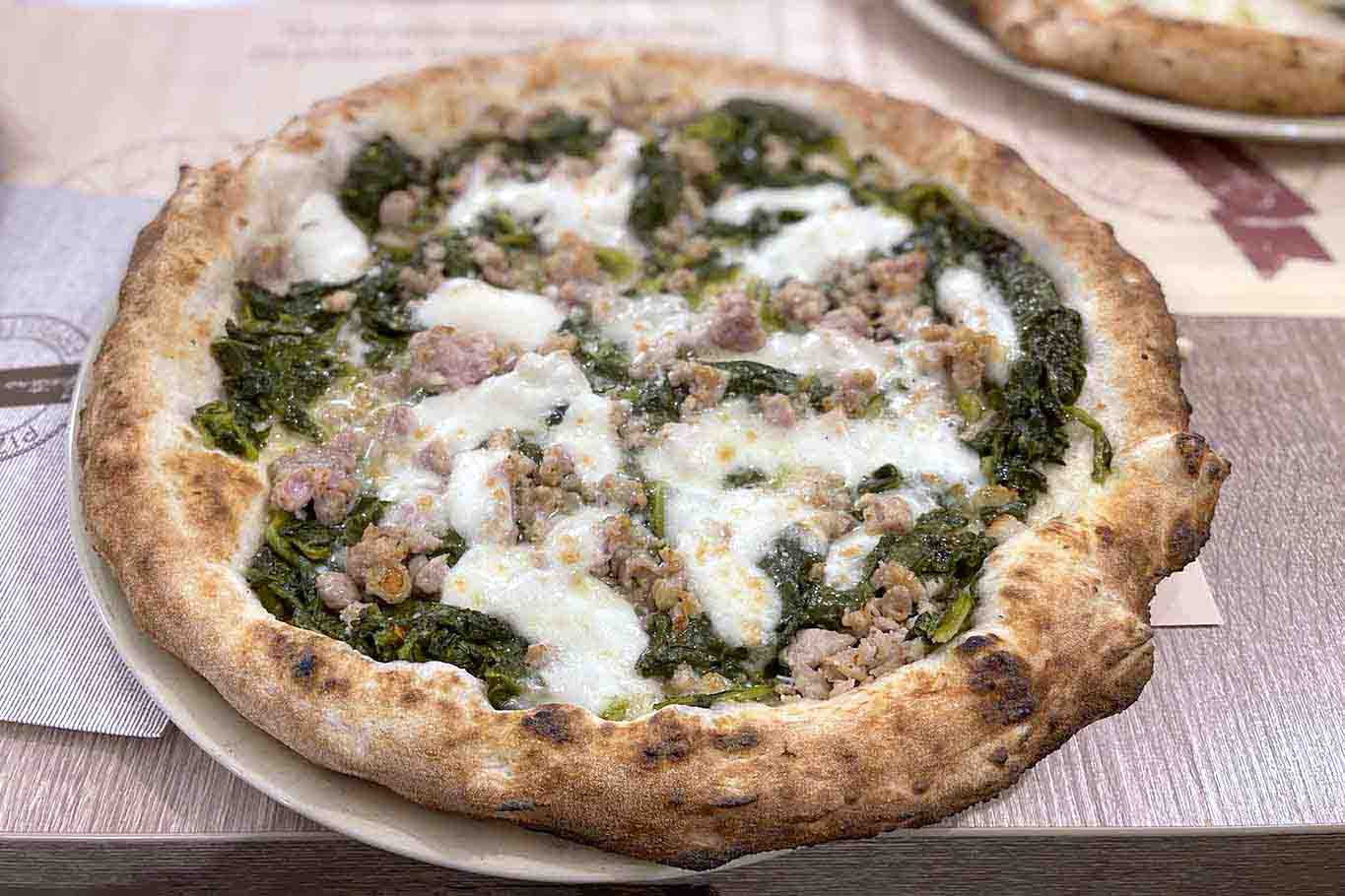 Pizzeria Gaetano Genovesi a Napoli: pizza tradizionale ma ricca di gusti