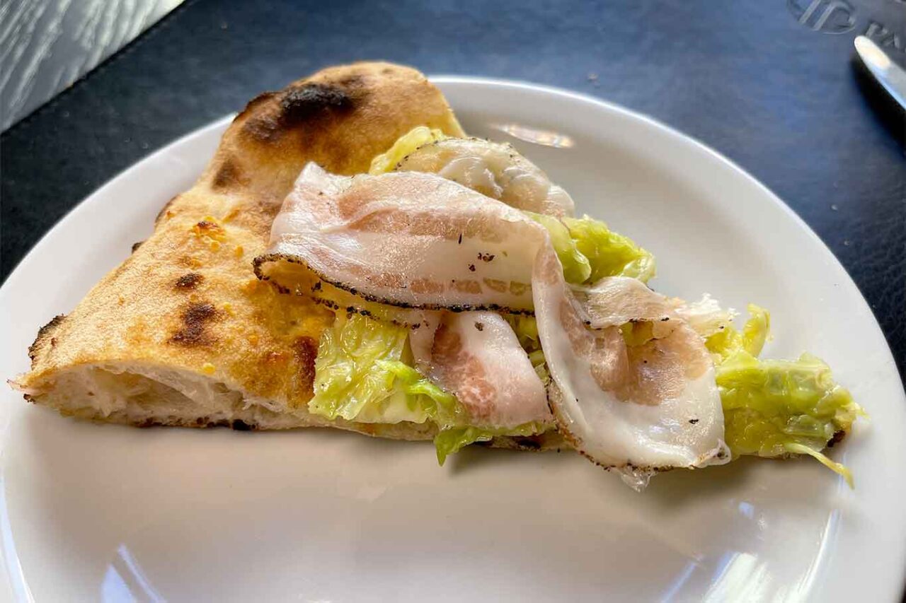 menu degustazione pizzeria Palazzo Petrucci Napoli: pizza con blu di pecora