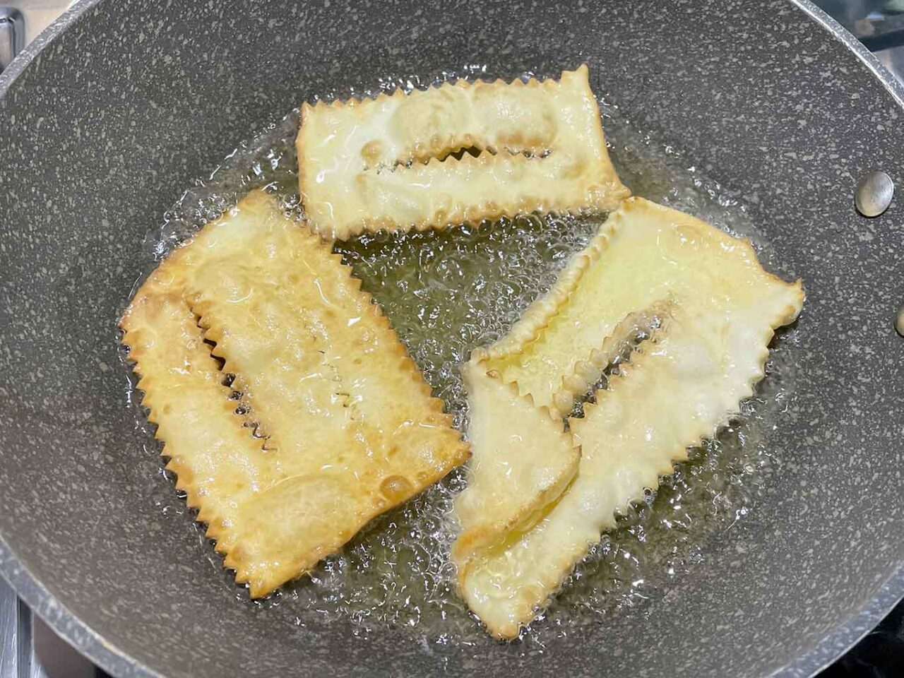 Chiacchiere di Carnevale friabili: frittura