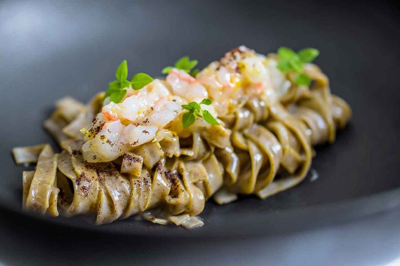 ristorante Re Santi e Leoni Nola tagliatelle al caffè con gamberi e agrumi