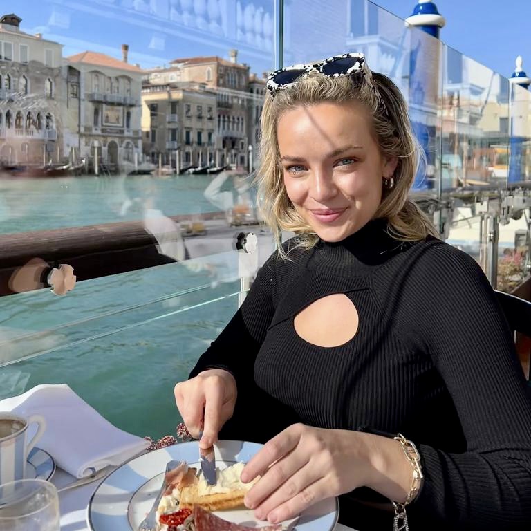 Abbie Chatfield sul Canal Grande, l’influencer si è lamentata per un menu sessista