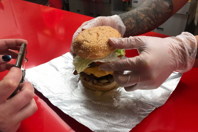 Plastic-free. Come si sono liberati dalla plastica gli hamburger di Five Guys