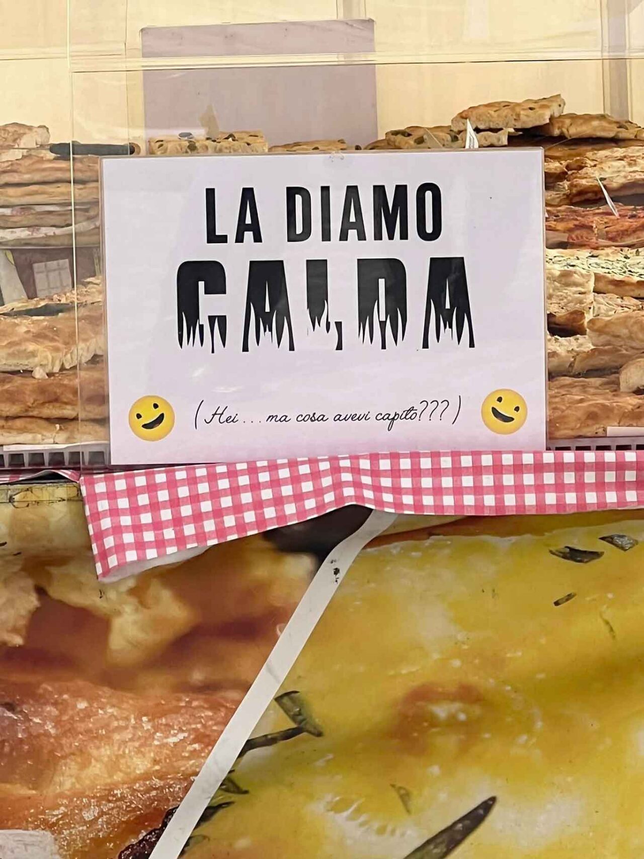 la diamo calda: il cartello delle polemiche sulla Focaccia di Recco