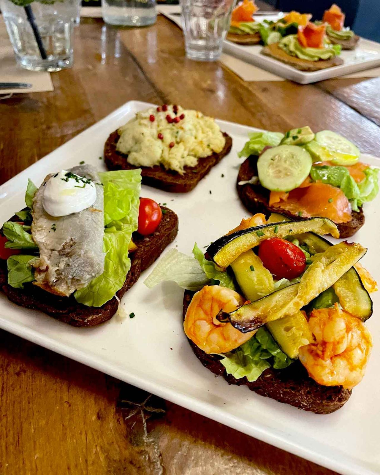 Smørrebrød significa “burro e pane”, piatto tipico della cucina danese che trovate per il brunch nel locale più amato dai ciclisti di Milano.