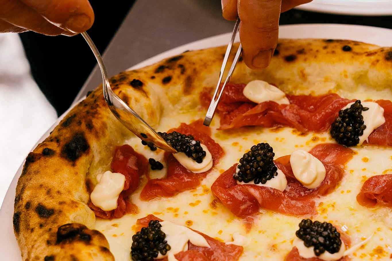 La pizza con il caviale di Franco Pepe che va all&#8217;hotel Cipriani di Venezia