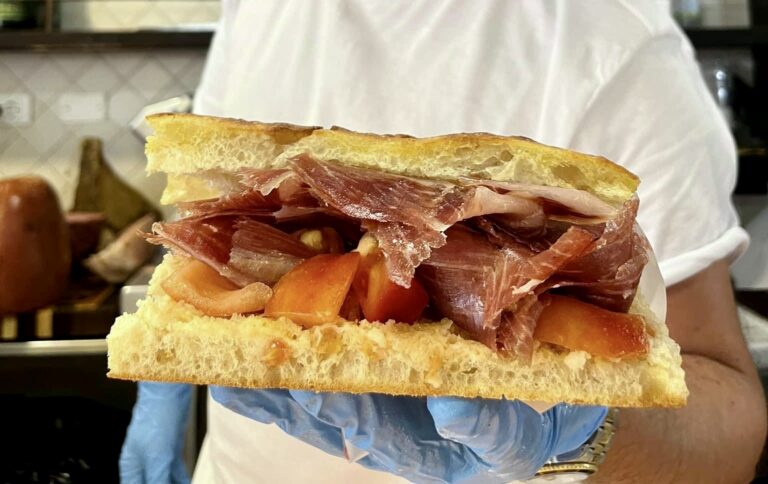 Schiacciata al Pata Negra da 25 €: ma che gli è preso all’Antico Vinaio?