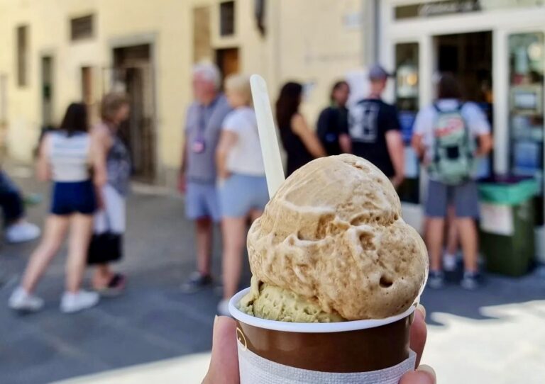 Gelateria della Passera Firenze: un buco nel muro mette in fila il mondo