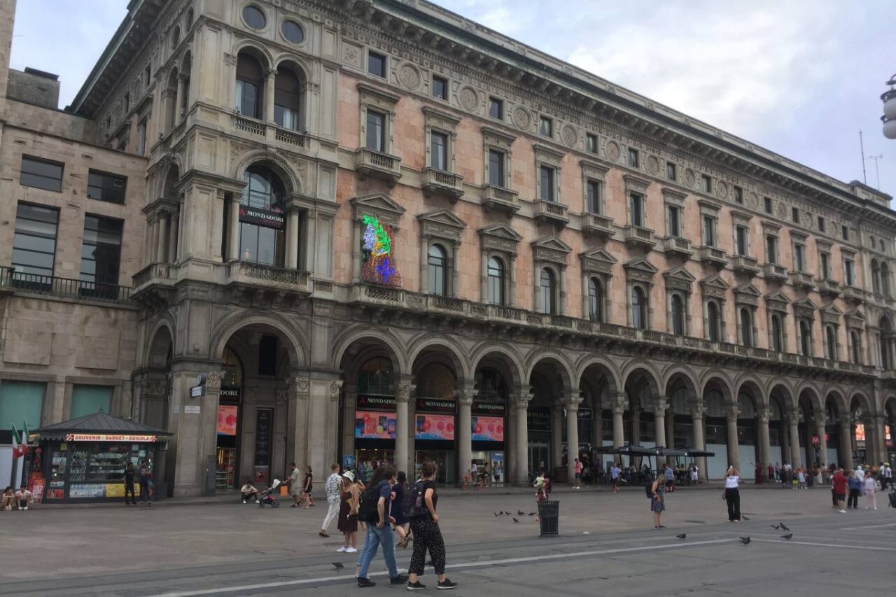 piazza duomo via dogana albergo mondadori bistrot