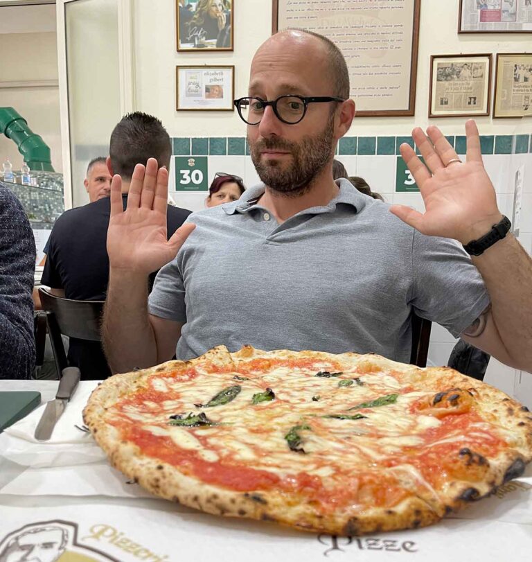 Caro bollette: la pizzeria Da Michele alza il prezzo della pizza di 1 euro!